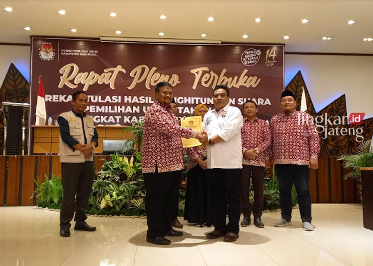 PENYERAHAN : Ketua KPU Kabupaten Semarang, Bambang Setyono menyerahkan berkas berita acara kepada masing-masing peserta Pemilu 2024 pada penutupan Rapat Pleno Terbuka, Rekapitulasi Penghitungan Suara Pemilu 2024 Tingkat Kabupaten Semarang, Jumat malam, 1 Maret 2024. (Hesty Imaniar/Lingkarjateng.id)