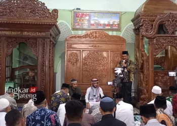 BERI SAMBUTAN: Sekda Kendal, Sugiono saat memberikan sambutan Safari Ramadhan 1445 Hijriah dengan tema "Membasuh Luka Palestina” di Masjid Agung Kendal, pada Selasa, 26 Maret 2024. (Arvian Maulana/Lingkarjateng.id)