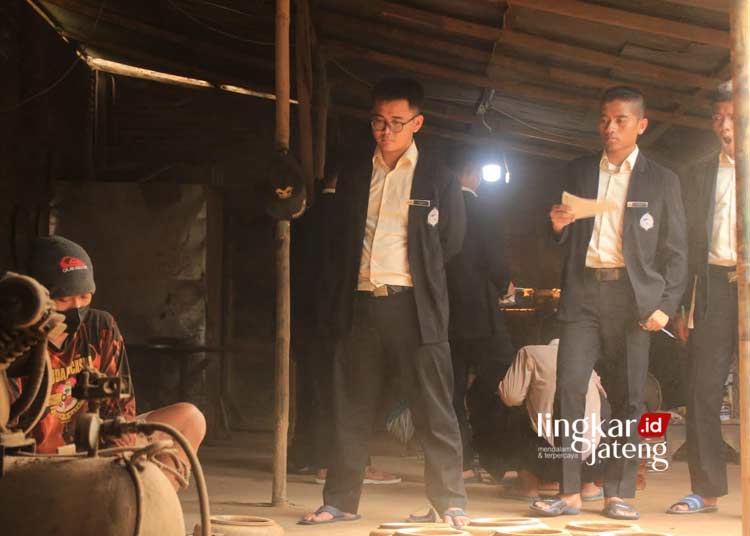 Santri Pondok Gontor Dikenalkan Dunia Bisnis Lewat Studi Ekonomi di Jepara 25 STUDI INDUSTRI: Santri Pondok Gontor melihat proses pembuatan rebana di Mahkota Rebana, Kabupaten Jepara pada Rabu, 6 Maret 2024. (Muhammad Aminudin/Lingkarjateng.id)