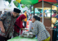 BERJUALAN: Tampak salah satu pelaku UMKM sedang menawarkan produknya kepada Wakil Bupati Rembang Mochamad Hanies Cholil Barro di Kampung Ramadhan Kamis, 14 Maret 2024. (Vicky Rio/Lingkarjateng.id)