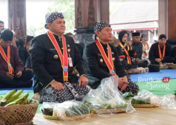 KHIDMAT: Bupati Semarang Ngesti Nugraha (kiri) bersama Wakil Bupati Basari sedang mengikuti prosesi penjamasan enam pusaka miki Ki Angeng Pandanaran jelang HUT Kabupaten Semarang, Kamis, 14 Maret 2024 di Pendopo Rumah Dinas Bupati Semarang. (Hesty Imaniar/Lingkarjateng.id)