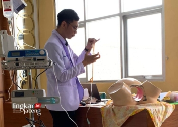 BERLATIH: Seorang tenaga kesehatan sedang mengasah keterampilan dalam memberikan pelayanan kesehatan di RSUD Samin Surosentiko, Randublatung, Kabupaten Blora. (Dok. RSUD Samin Surosentiko /Lingkarjateng.id)