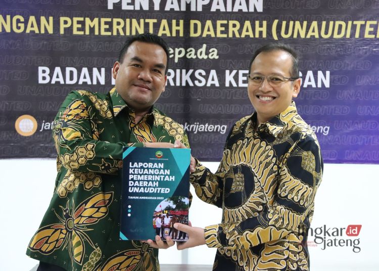 SIMBOLIS: Bupati Blora, Arief Rohman (kiri), menyerahkan Laporan Keuangan Pemerintah Daerah (LKPD) Kabupaten Blora Tahun Anggaran 2023 unaudited ke BPK RI Perwakilan Jawa Tengah pada Jumat, 15 Maret 2024. (Dok. Prokompim Blora/Lingkarjateng.id)