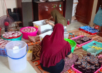 Sirup Kawis, Oleh-Oleh Khas Rembang yang Laris Diburu Jelang Lebaran 31 BANJIR ORDERAN: Pekerja Passeco Food di Kabupaten Rembang sedang mengemas produk kawis. (Vicky Rio/Lingkarjateng.id)