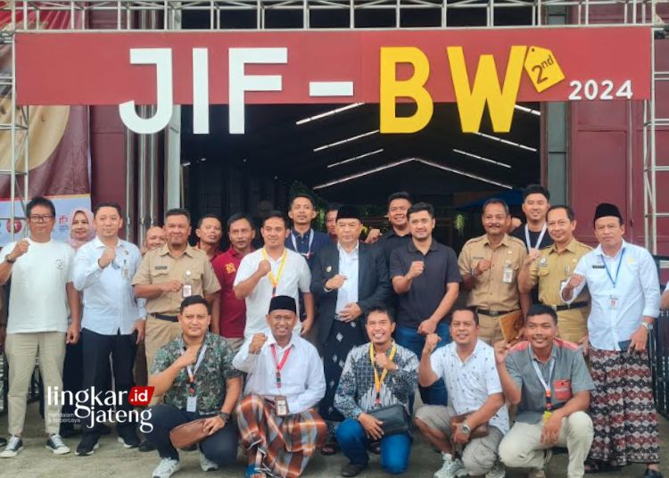 Sukses Digelar, JIFBW Diharapkan Dongkrak Industri Furnitur Jepara di Pasar Global 25 FOTO BERSAMA: Rombongan Penjabat Bupati Jepara Edy Supriyanta (tengah berjas hitam) saat mengunjungi pameran JIFBW. (Muhammad Aminudin/Lingkarjateng.id)