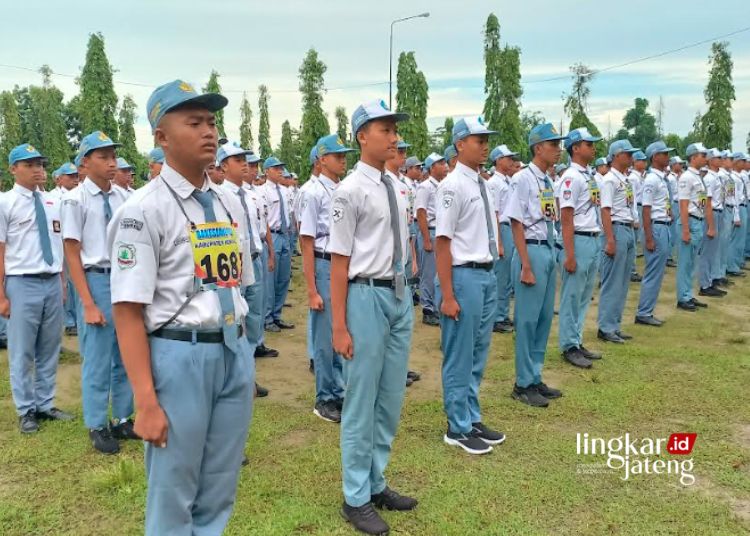 BERBARIS: Peserta calon Paskibraka tingkat Kabupaten Kendal tahun 2024 mengikuti apel sebelum melaksanakan seleksi lanjutan di Stadion Utama Kebondalem Kendal, Senin, 18 Maret 2024. (Arvian Maulana/Lingkarjateng.id)