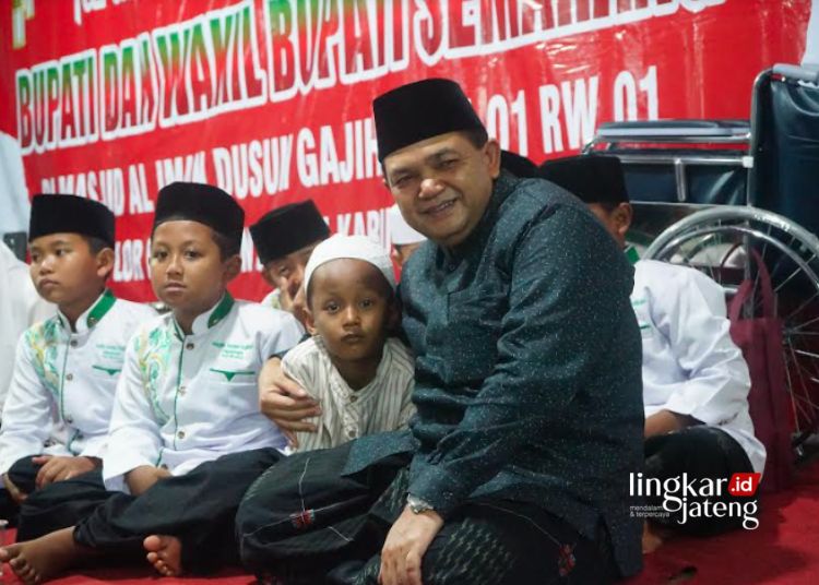 Bupati Semarang, Ngesti Nugraha, saat mengikuti kegiatan tarhim keliling di Masjid Al Iman di Dusun Gajihan RT 01 RW 01, Desa Beji Lor, Kecamatan Suruh, Kabupaten Semarang pada Minggu, 17 Maret 2024. (Hesty Imaniar/Lingkarjateng.id)