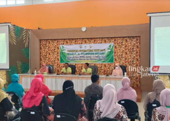 SOSIALISASI: Direktur RSUD Kendal, dr. Saikhu (dua dari kanan, depan) beserta jajaran sosialisasikan pemberlakuan tarif baru di Gedung HD lantai 2 RSUD dr. H. Soewondo Kendal pada Kamis, 7 Maret 2024. (Arvian Maulana/Lingkarjateng.id)
