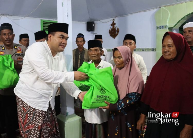 SIMBOLIS: Bupati Blora, Arief Rohman, menyerahkan bantuan kepada warga Desa Gagakan, Kecamatan Sambong usai tarawih di Masjid Al Mahalli, pada Kamis, 21 Maret 2024. (Dok. Prokompim Blora/Lingkarjateng.id)