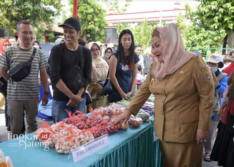 JUAL BAHAN POKOK: Wali Kota Semarang Hevearita Gunaryanti Rahayu saat meninjau pelaksanaan program Pak Rahman (Pasar Pangan Rakyat Murah dan Aman) di Kecamatan Gayamsari, baru-baru ini. (Humas Pemkot Semarang/Lingkarjateng.id)