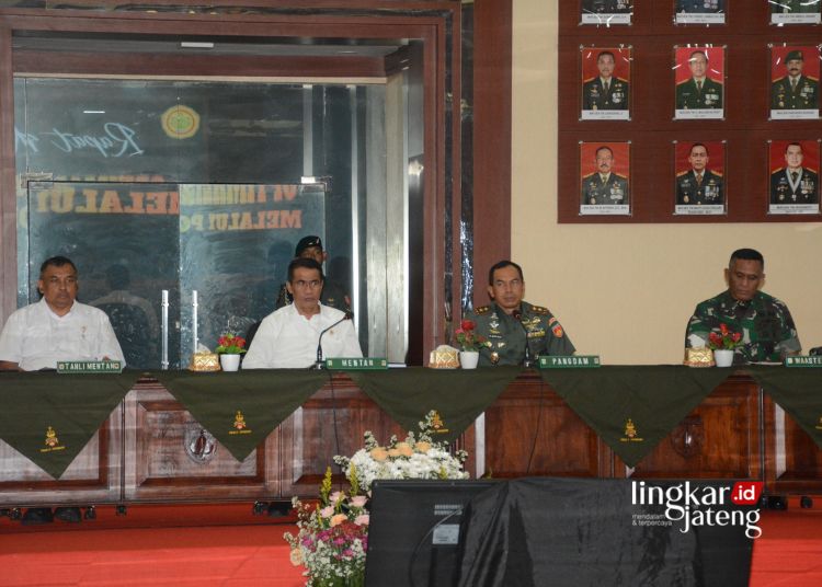 RAPAT: Pangdam IV/Diponegoro Mayjen TNI Deddy Suryadi, S.I.P., M.Si., (kedua dari kanan) bersama Menteri Pertanian RI Dr. Ir. H. Andi Amran Sulaiman, M.P, (kedua dari kiri) saat Rapat Koordinasi Optimasi Lahan melalui Pompanisasi di Aula Makodam, Kamis, 21 Maret 2024. (Dok. Pendam IV Diponegoro/Lingkarjateng.id)