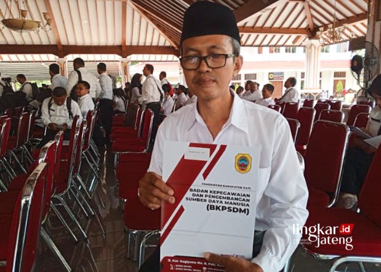 Hampir 20 Tahun Jadi Tenaga Honorer, Guru SDN Dumpil Pati Akhirnya Diangkat PPPK 25 TERIMA SK: Guru SDN Dumpil, Kecamatan Dukuhseti, Kabupaten Pati, Ahmad Hasib (52) menerima SK Pengangkatan PPPK pada Selasa, 26 Maret 2024. (Setyo Nugroho/Lingkarjateng.id)
