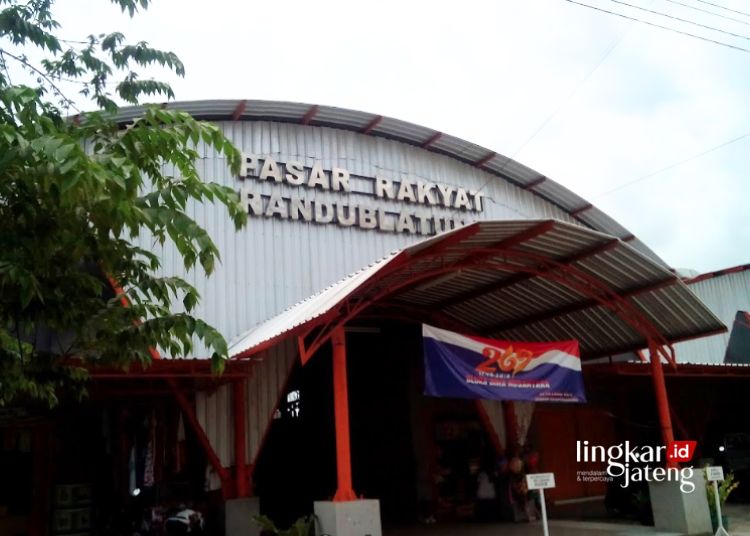 POTRET: Tampak depan Pasar Randublatung di Kecamatan Randublatung, Kabupaten Blora. (Dok. Google Photos Primadona Konveksi/Lingkarjateng.id)