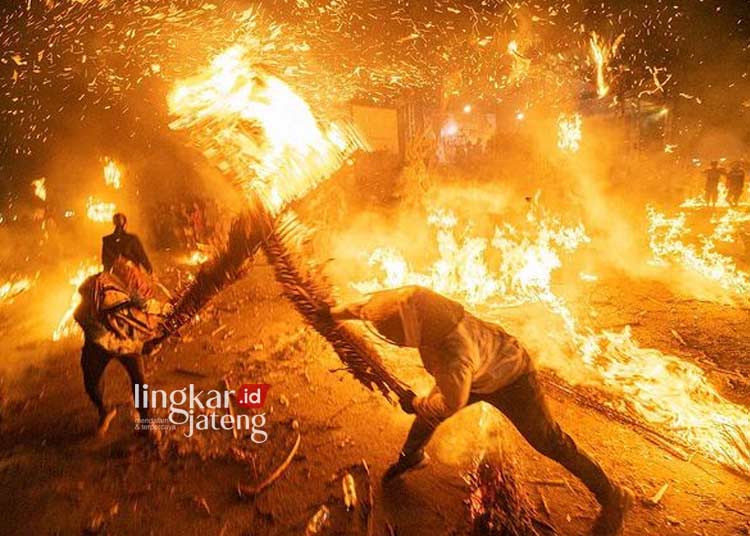 Tradisi Sedekah Bumi di Jepara Berpotensi Jadi Magnet Wisatawan 25 TRADISI: Perang Obor ramaikan tradisi sedekah bumi di Desa Tegalsambi, Kecamatan Tahunan, Kabupaten Jepara. (Dok. for Lingkar/Lingkarjateng.id)