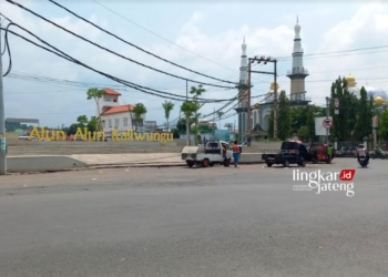 PARKIR LIAR: Tampak sejumlah kendaraan parkir di kawasan Alun-Alun Kaliwungu, Kabupaten Kendal. (Arvian Maulana/Lingkarjateng.id)
