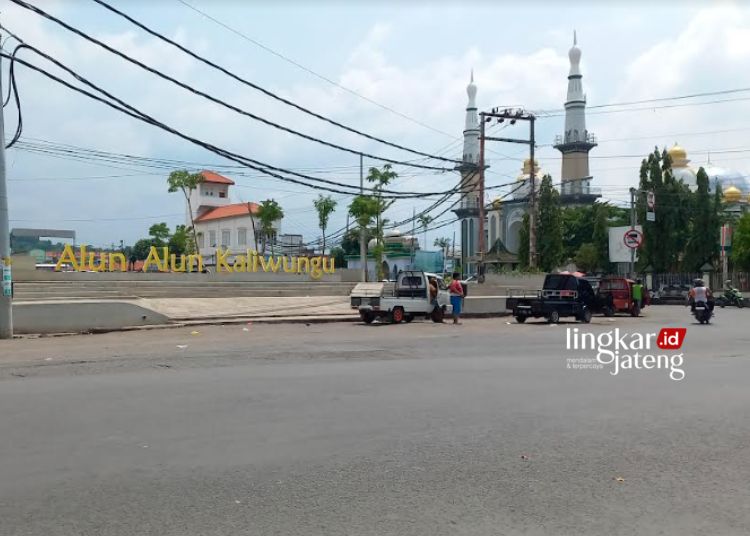 PARKIR LIAR: Tampak sejumlah kendaraan parkir di kawasan Alun-Alun Kaliwungu, Kabupaten Kendal. (Arvian Maulana/Lingkarjateng.id)