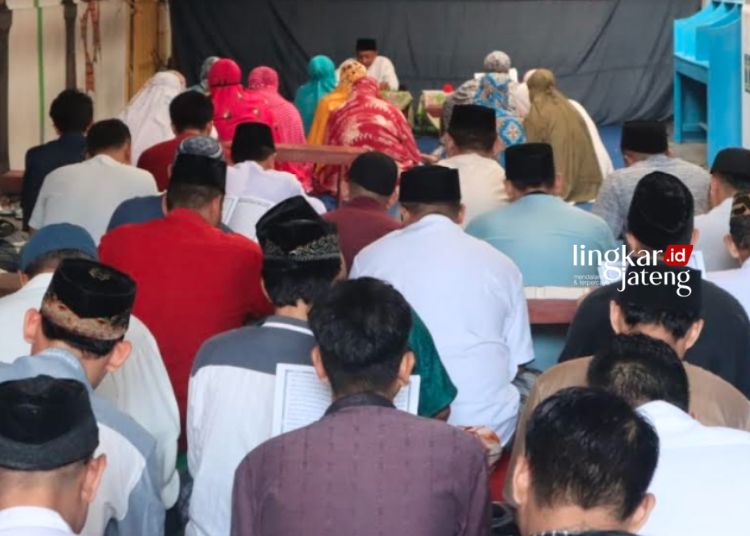 TADARUS: Sejumlah warga binaan Rutan Salatiga mengikuti kegiatan tadarus bersama pada bulan Ramadhan 1445 Hijrian di selasar Rutan Salatiga. (Dok. Humas Rutan Salatiga/Lingkarjateng.id)