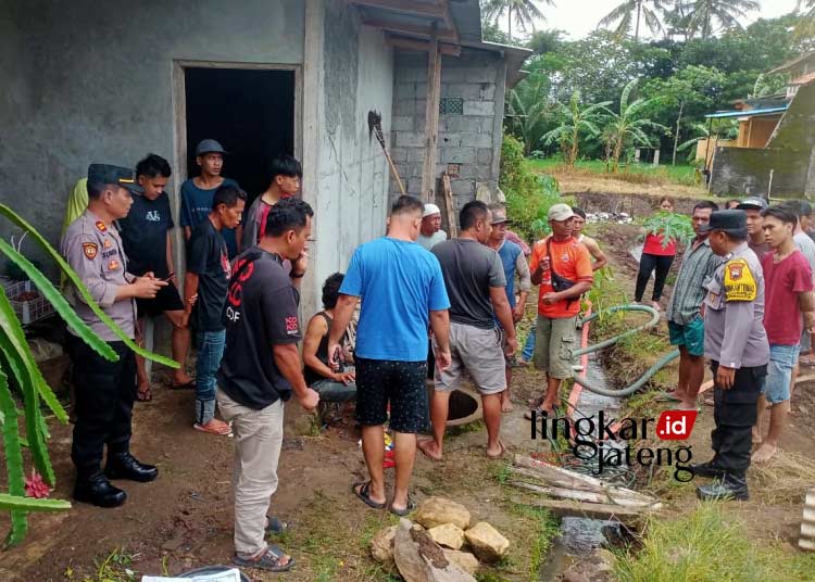 Warga Klepu Semarang Tewas di Dalam Sumur akibat Kekurangan Oksigen 25 EVAKUASI : Petugas kepolisian dan warga mengevakuasi korban yang berada di dalam sumur Dusun Kemasan, Desa Klepu, Kecamatan Peingapus, Kabupaten Semarang, pada Senin, 11 Maret 2024. (Dok. Humas Polres Semarang for Lingkar/Lingkarjateng.id)