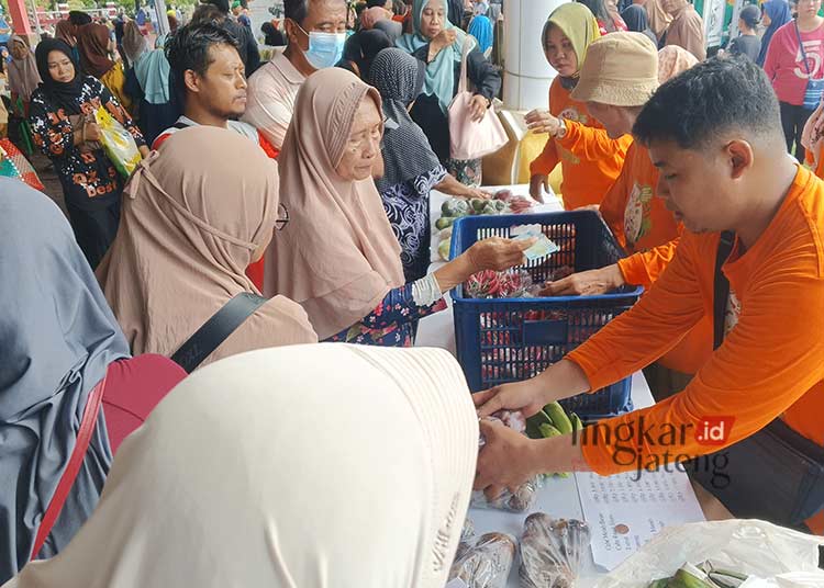 ANTRE: Warga mengantre untuk mendapatkan sembako murah dalam Gerakan Pangan Murah di Lapangan Mataram, Kota Pekalongan, pada hari ini Jumat, 8 Maret 2024. (Arif Prayoga/Lingkarjateng.id)