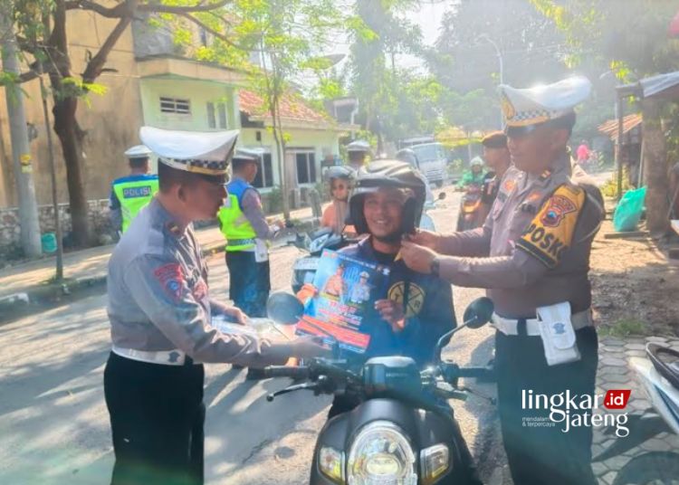 OPERASI LALU LINTAS: Tim Satgas Operasi Keselamatan Candi 2024 memberikan edukasi kepada pengendara yang melintas di kawasan Simpang Tiga Kaliwangan, kecamatan Blora, Rabu, 6 Maret 2024. (Dok. PolresB lora/Lingkarjateng.id)