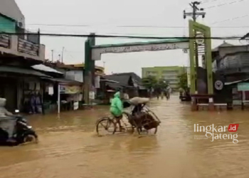 Banjir menggenangi kawasan Alun-Alun Kayen, Kabupaten Pati, Rabu, 13 Maret 2024. (Setyo Nugroho/Lingkarjateng.id)
