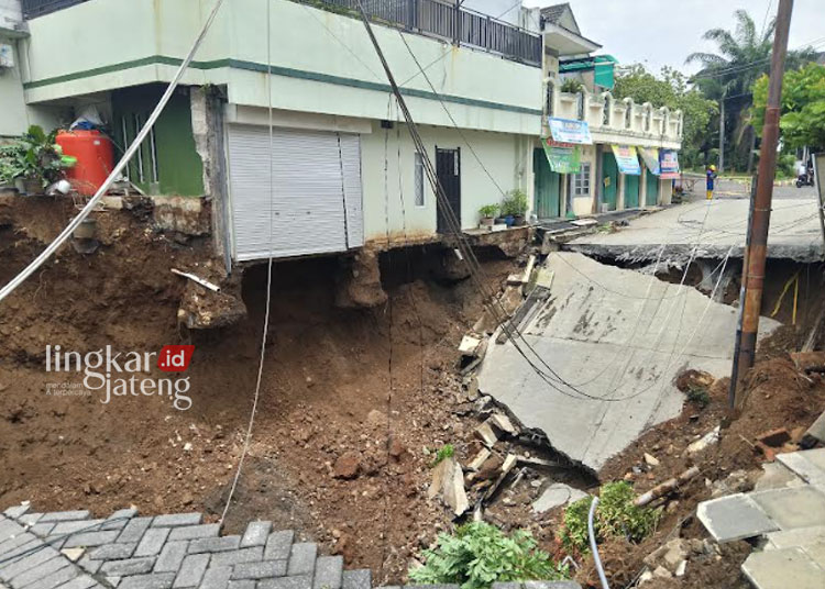 Penampakan jalan di Perumahan Permata Puri Kecamatan Ngaliyan Kota Semarang yang amblas dan membuat 2 rumah terdampak, Kamis, 14 Maret 2024. (Rizky Syahrul Al-Fath/Lingkarjateng.id)