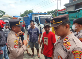 PROTES: Warga Desa Kembang menggelar aksi spontan dengan menghadang belasan truk bermuatan batu yang melintas di jalan Tayu-Puncel pada Senin, 25 Maret 2024. (Dok. Lingkarjateng.id)