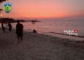 BERWISATA: Sejumlah wisatawan tampak menikmati suasana matahari terbenam di Pantai Bandengan Jepara. (Muhammad Aminudin/Lingkarjateng.id)