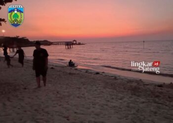 BERWISATA: Sejumlah wisatawan tampak menikmati suasana matahari terbenam di Pantai Bandengan Jepara. (Muhammad Aminudin/Lingkarjateng.id)