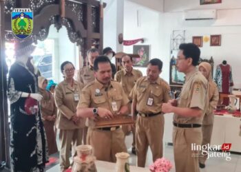 MENINJAU: Sekretaris Daerah Kabupaten Jepara Edi Sujatmiko bersama rombongan Dinas Pariwisata dan Kebudayaan (Disparbud) saat mengunjungi Craft and Craft Gallery. (Muhammad Aminudin/Lingkarjateng.id)