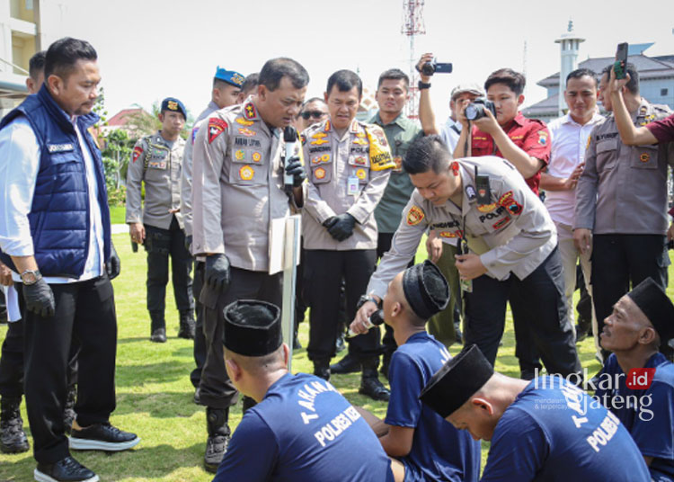 Kapolda Jateng Irjen Pol.Ahmad Luthfi berdialog dengan pelaku yang terjaring Operasi Pekat Candi 2024 saat konferensi pers yang dilangsungkan di Lobby Mapolda Jateng, Rabu, 27 Maret 2024. (Polda Jateng/Lingkarjateng.id)