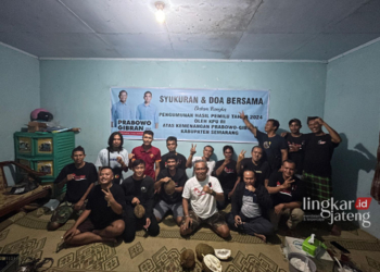 SYUKURAN : Doa bersama dan syukuran digelar oleh Barisan Relawan Gigih Berani (Bala Gibran) usai pasangan calon presiden dan wakil calon presiden, Prabowo-Gibran dinyatakan menang pada Pemilu 2024 di Desa Susukan, Kecamatan Susukan, Kabupaten Semarang, Rabu malam, 20 Maret 2024. (Hesty Imaniar/Lingkarjateng.id)