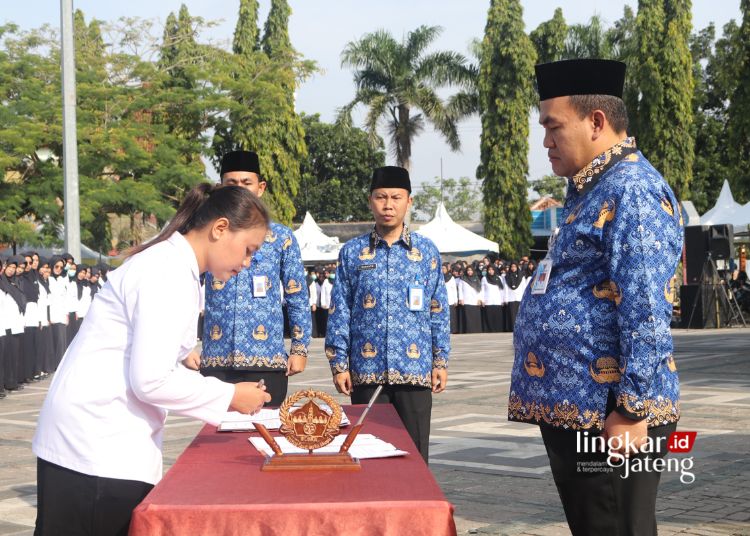 SIMBOLIS: Seorang pegawai Pemerintah Kabupaten Blora menandatangani perjanjian kerja sebagai Pegawai Pemerintah dengan Perjanjian Kerja (PPPK) disaksikan Bupati Blora Arief Rohman, Senin, 29 April 2024. (Forkopimda Blora/Lingkarjateng.id)