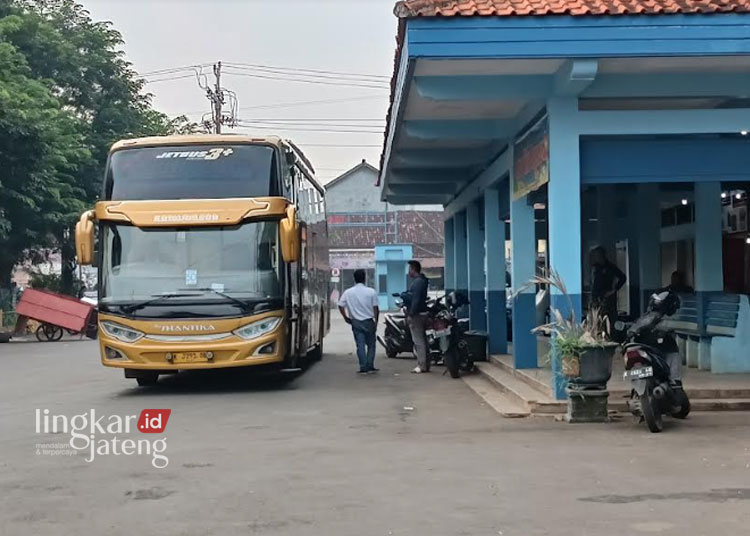 TUNGGU PENUMPANG: Bus AKAP sedang transit di Terminal Pecangaan, Kecamatan Pecangaan, Kabupaten Jepara, Kamis, 4 April 2024. (Tomi Budianto/Lingkarjateng.id)