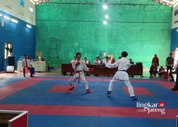 BERTANDING: Atlet karate saat bertanding pada kompetisi Pekan Olahraga Pelajar Daerah (Popda) tingkat eks Keresidenan Semarang di GOR Mangunjiwan Kabupaten Demak, April 2024. (Forki Grobogan/Lingkarjateng.id)