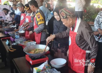 MESRA: PJ Bupati Jepara Edy Supriyanta sedang memasak Pindang Srani bersama Istri di Pendopo RA Kartini Jepara (26/4).