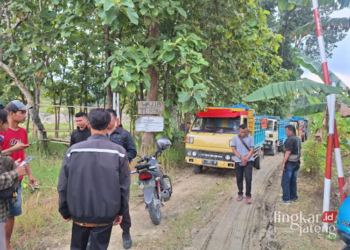 DIBERHENTIKAN: Warga Dusun Deresan dan Jingglengan, Desa Katekan menghadang truk galian C yang melintas. Truk terpaksa parkir di tepi jalan, Kamis 25 April 2024. (Eko Wicaksono/Lingkarjateng.id)