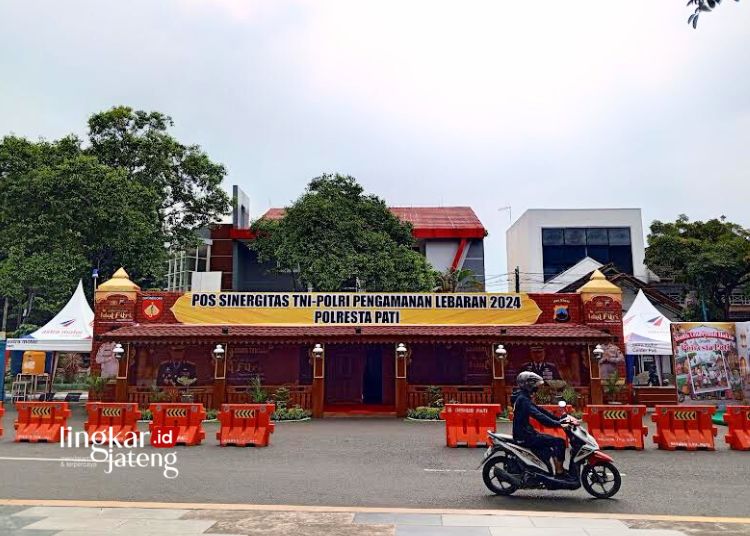 POTRET: Pospam mudik lebaran di Alun-alun Pati mulai siaga saat puncak arus mudik dan arus balik pada 4 – 16 April 2024. (Setyo Nugroho/Lingkarjateng.id)