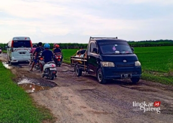 LALU LALANG: Tampak sejumlah pengendara kesulitan melintas di jalan alternatif Kecamatan Winong menuju Pati, Kamis, 18 April 2024. (Setyo Nugroho/Lingkarjateng.id)