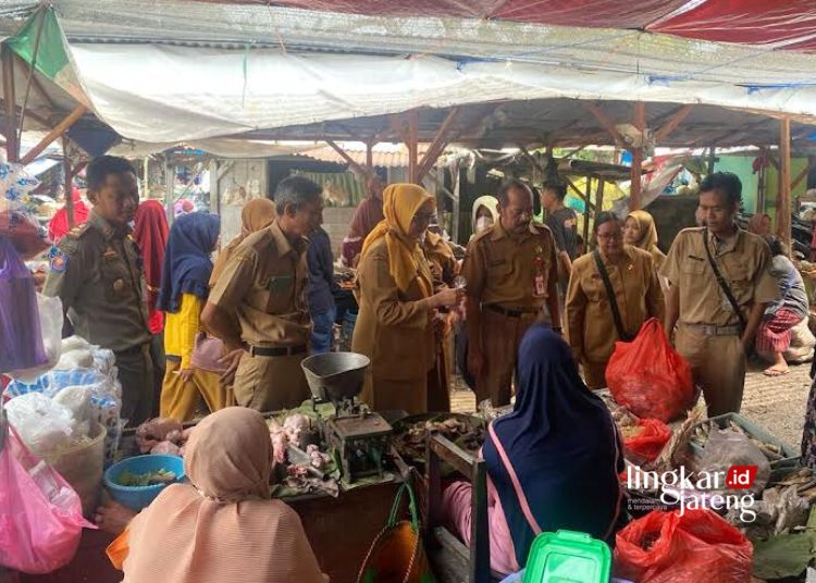 SIDAK: Kepala Dinas Kesehatan Kabupaten Blora Edi Widayat bersama jajarannya melakukan inspeksi mendadak (sidak) di pasar tradisiona; menjelang Hari Raya Idul Fitri 1445 Hijriah. (Dok. Dinas Kesehatan Blora/Lingkarjateng.id)