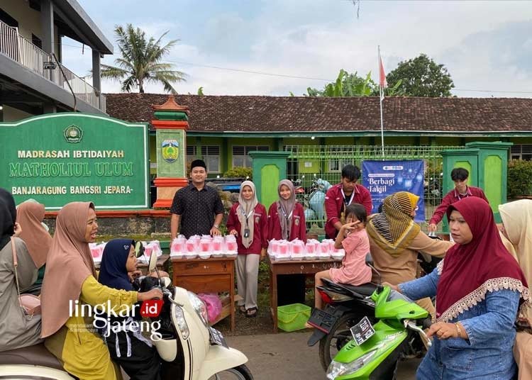 Caleg Tepilih DPRD Jepara Prabu Kolaborasi bareng HMPS PAI UNISNU Bagi-Bagi Takjil 25 BERBAGI: Caleg terpilih DPRD Jepara, Muhammad Adinda Ramadan Adinda Prabu (kiri) bersama HMPS PAI UNISNU Jepara bagi-bagi takjil di depan MI Matholiul Ulum Desa Banjaragung, Kecamatan Bangsri, Kabupaten Jepara, Jumat, 29 Maret 2024. (Tomi Budianto/Lingkarjateng.id)