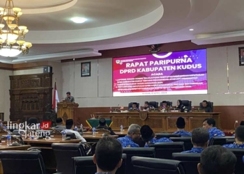 KONDUSIF: Pelaksanaan kegiatan Rapat Paripurna di Gedung DPRD Kabupaten Kudus, pada Rabu, 17 April 2024. (Nisa HS/Lingkarjateng.id)