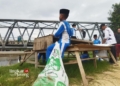 BERSIHKAN SUNGAI: Sejumlah siswa sekolah dasar ikut bersihkan sampah kawasan Sungai Silugonggo turut Desa Tondomulyo, Kecamatan Jakenan, Kabupaten Pati, Kamis, 25 April 2024. (Setyo Nugroho/Lingkarjateng.id)