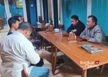 MEDIASI: Pihak PT Kanindo Makmur Jaya saat melakukan mediasi dengan Galih di Jepara, Kamis, 25 Jepara, 2024. (Tomi Budianto/Lingkarjateng.id)