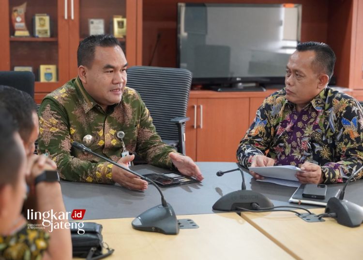 Bupati Arief Usul Blora Dijadikan Lokasi Pengembangan Kawasan Industri 25 DISKUSI: Bupati Blora, Arief Rohman (kiri), dan Penjabat Gubernur Jawa Tengah Nana Sudjana (kanan) berdiskusi soal Rencana Tata Ruang Wilayah Pemprov Jawa Tengah di Jakarta, Selasa, 2 April 2024. (Prokompim Blora/Lingkarjateng.id)