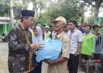 MULIA: Bupati Rembang H. Abdul Hafidz menyalurkan bingkisan kepada para petugas kebersihan di Dinas Lingkungan Hidup (DLH) Rembang, belum lama ini. (Dok. Pemkab Rembang/Lingkarjateng.id)