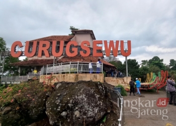 Pengunjung di DTW Curug Sewu Kendal nampak menikmati pemandangan alam curug sewu
