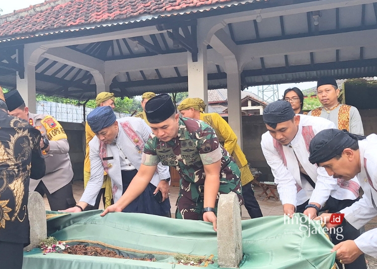 BUKA LUWUR: Penjabat Bupati Jepara Edy Supriyanta mengikuti prosesi ziarah dan buka luwur makam Ratu Kalinyamat, Desa Mantingan, Kecamatan Tahunan, Kabupaten Jepara, Selasa, 9 April 2024. (Muhammad Aminudin/Lingkarjateng.id)