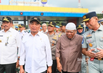 MENINJAU: Penjabat Gubernur Jawa Tengah Nana Sudjana (kiri) bersama rombongan Menteri PUPR Basuki Hadimuljono (kedua dari kiri) meninjau arus balik lebaran, Sabtu, 13 April 2024. (Humas Pemprov Jateng/Lingkarjateng.id)