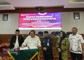 TANDA TANGAN: Ketua DPRD Kabupaten Kudus Masan saat menandatangani pengesahan 10 Ranperda Kabupaten Kudus di Ruang Rapat Paripurna, Rabu, 3 April 2024. (Nisa Hafizhotus Syarifa/Lingkarjateng.id)